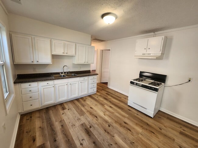 Building Photo - Bright adorable home with lots of updates ...