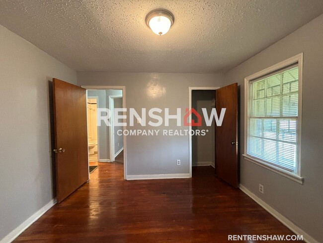 Building Photo - Charming 2 Bedroom in Castalia Heights - N...