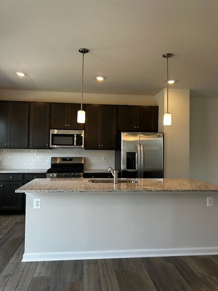 Building Photo - 8772 Whitman Dr