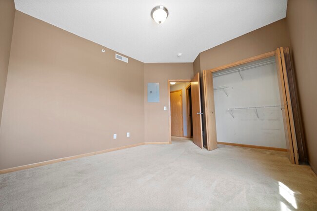 Building Photo - 870 W Cherry St