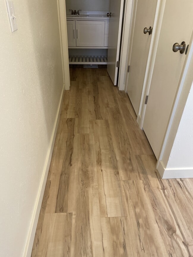 Building Photo - 89 S Valley Dr