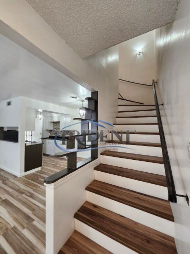 Building Photo - This is a cute 2 bedroom, 1 ½ bath townhouse.