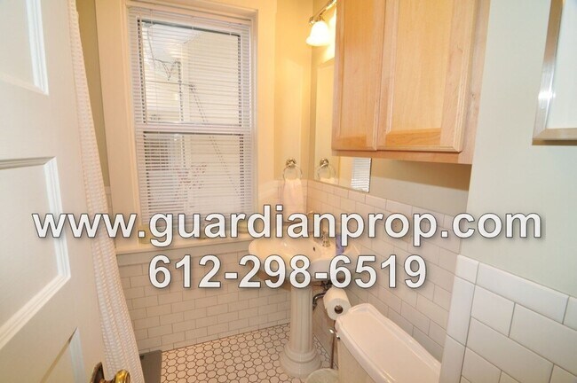 Building Photo - Main Floor Condo Available June 1st in Merriam Park, Original Woodwork & Built-ins, Sunroom, In U...