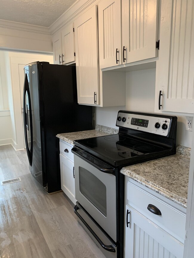 Building Photo - Charming 3 bed/1 bath in the city!