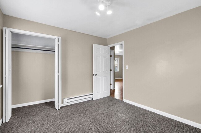 Building Photo - 1131/1133 W Ivy Ave