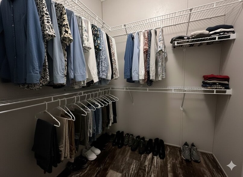 Building Photo - 26 Bing St N