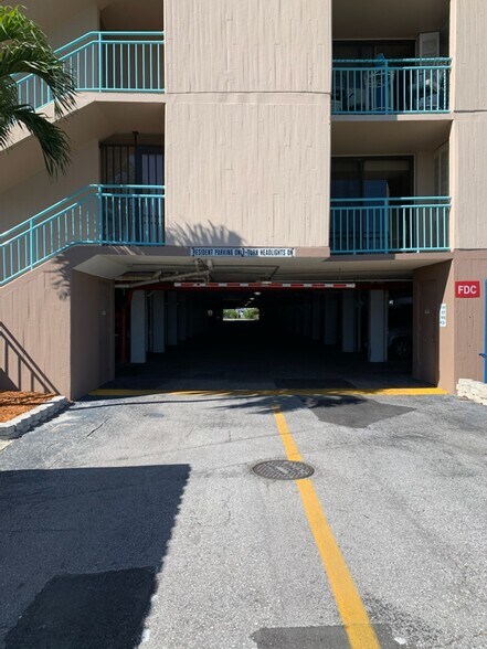 Entrance covered garage parking - 1 Key Capri Key