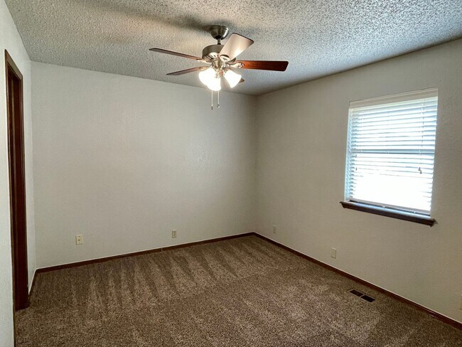Building Photo - 903 E Northbrook Ave