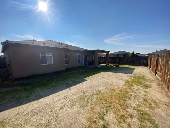 Building Photo - Welcome to the Best Deal in Town. Fully furnished 4 BD 2 BA house on a corner lot