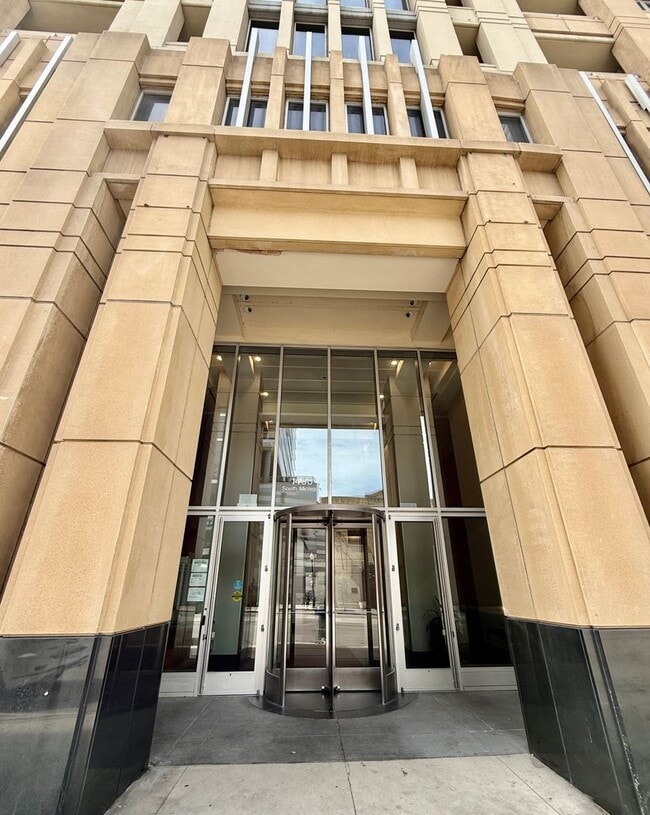 Building Photo - Stylish South Loop 1 Bed, 1 Bath w/ Pool, Elevator, Party Room + Extra Storage