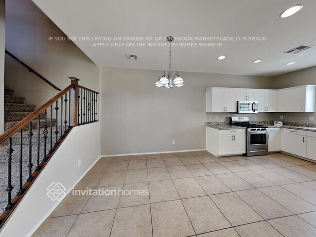 Building Photo - 3523 S Swan Dr