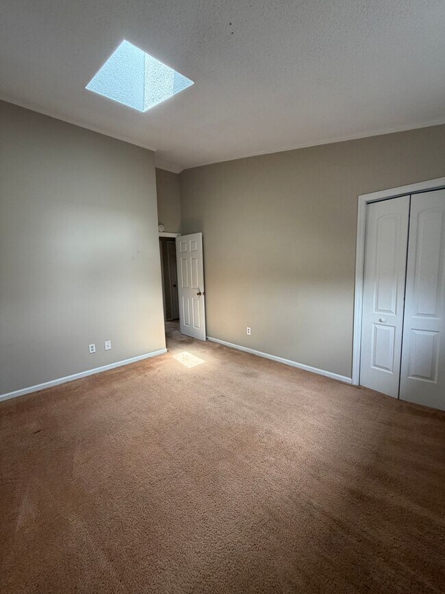 Building Photo - 220 Adams Ln