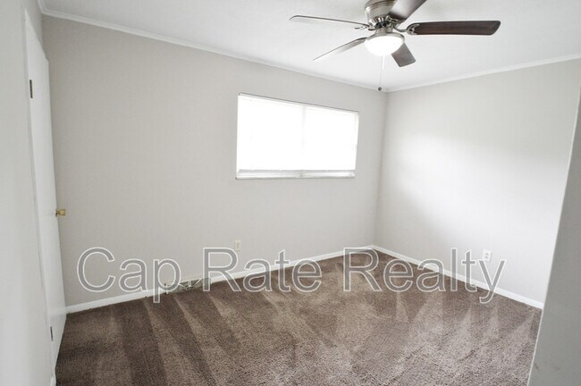Building Photo - 1226 Parkview Dr