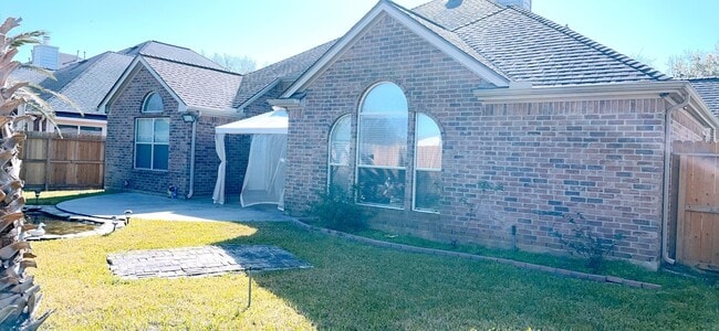 Building Photo - 2910 Sandleigh Dr