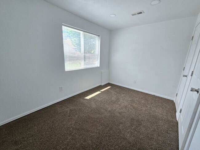 Building Photo - 3 Bedroom home