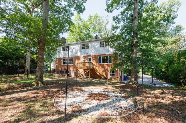 Building Photo - 2401 Scarsborough Dr