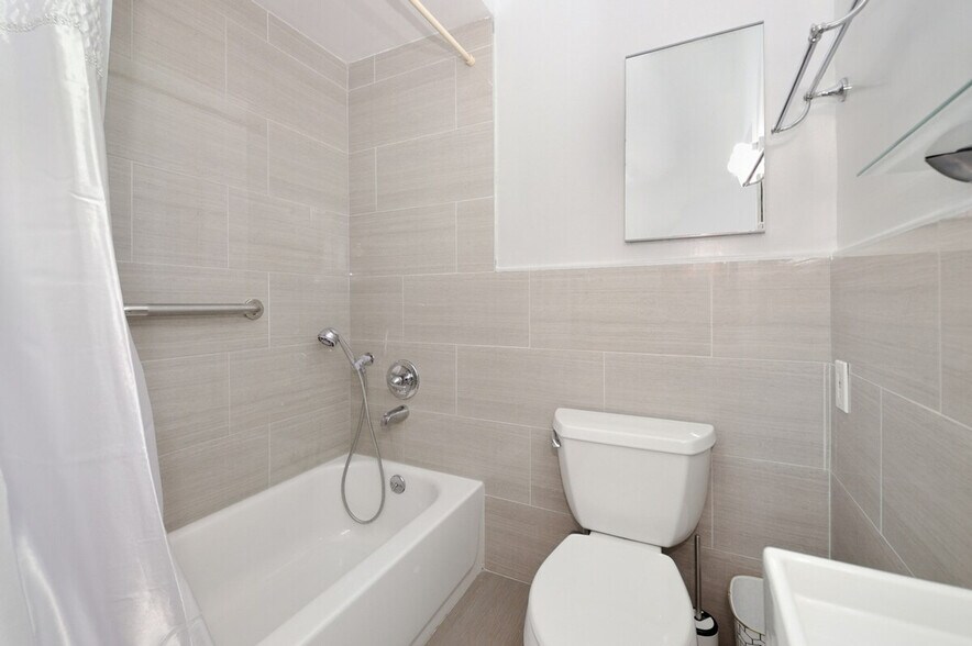 Building Photo - 275 Greenwich St