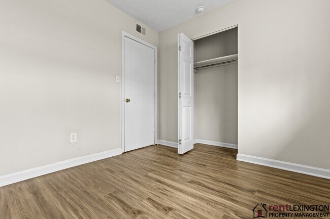 Building Photo - 3966 Northampton Dr