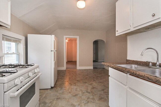 Building Photo - 653 Allyn St