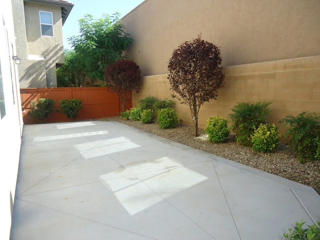 Building Photo - GORGEOUS TWO STORY HOME IN GRANITE HILLS 4...