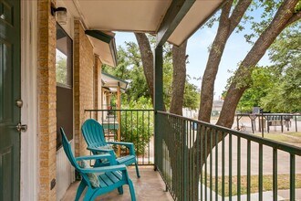 Building Photo - Great Location, Immediate Move In available - 2 bed / 2 bath Condo - 100% off First Month's rent!
