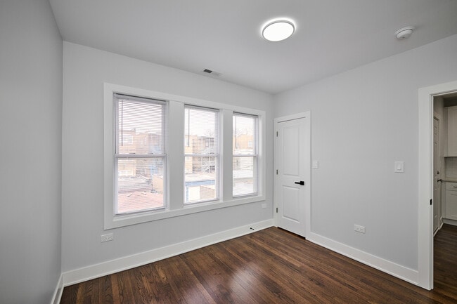 Building Photo - 6237 N Fairfield Ave