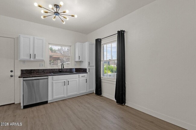 Building Photo - 325 N 18th Dr