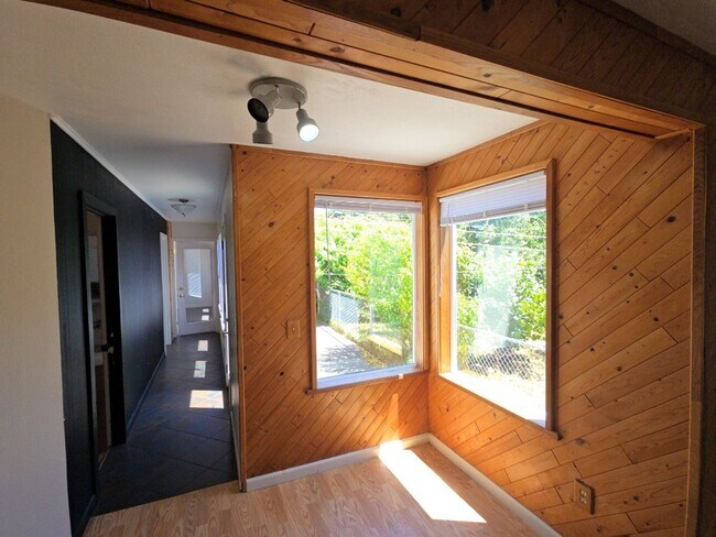 Building Photo - 4BD/2BA Eureka home close to schools, medical services