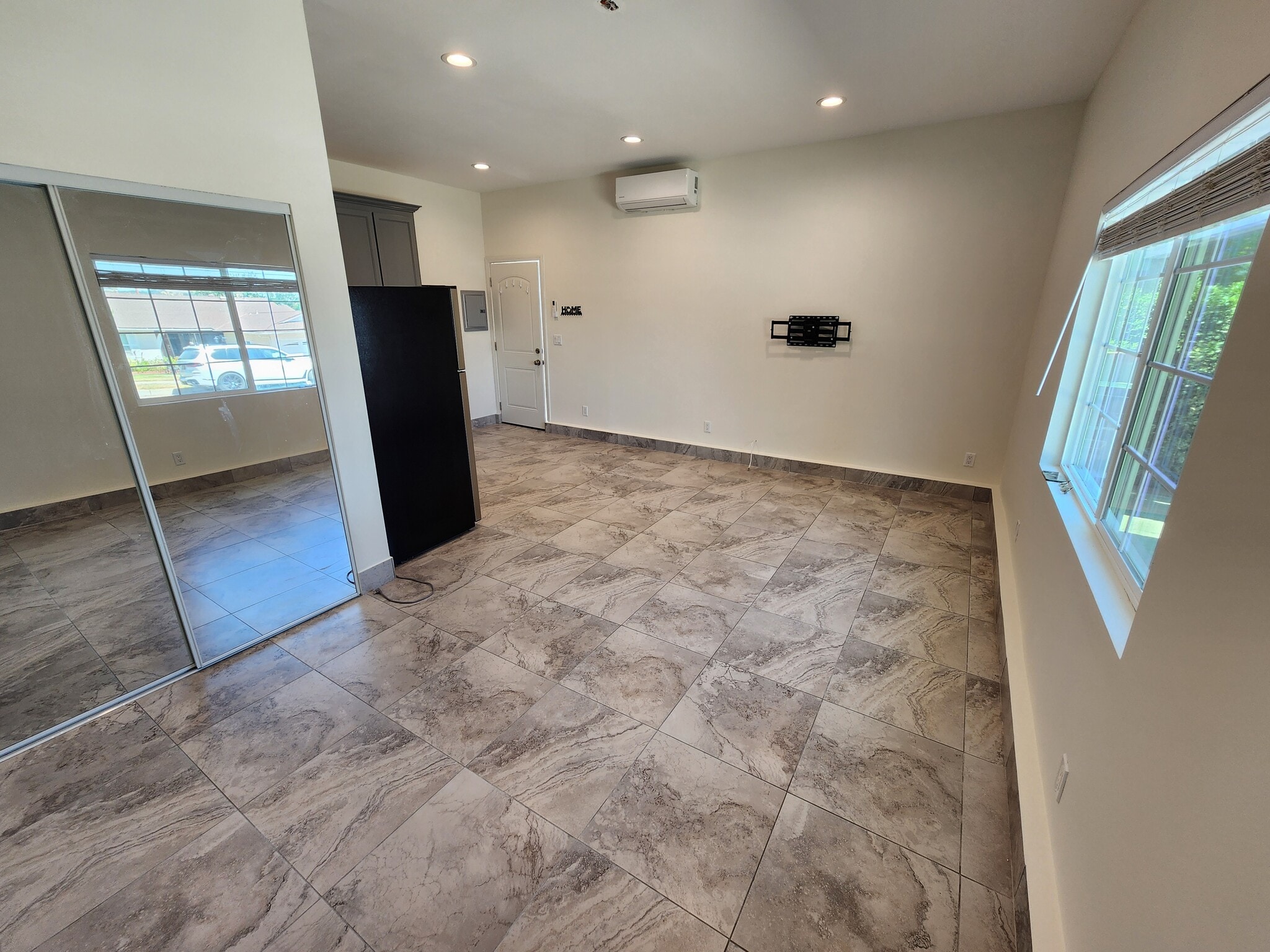 Building Photo - 9852 Cabanas Ave