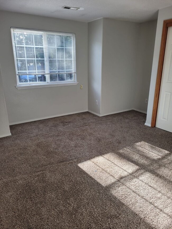 Building Photo - Beautiful 3 bedroom 2.5 bath home with lar...