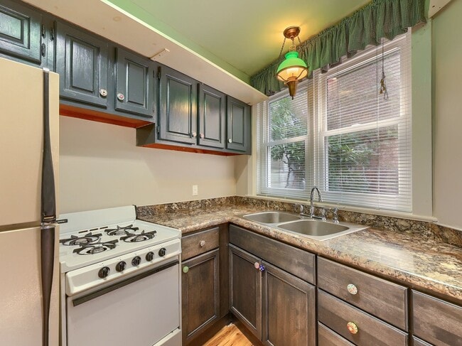 Building Photo - Spacious 3 Bedroom Single Family Home in the Capital District