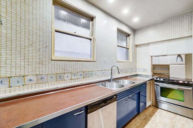 Building Photo - 2881 Observatory Ave