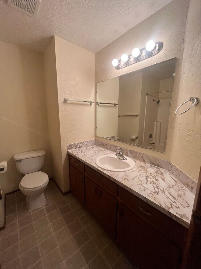 Building Photo - 3-Bedroom 2-Bathroom Single family home in...