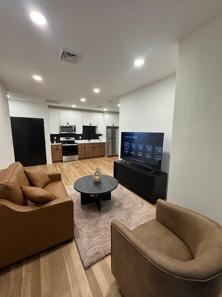 Building Photo - 1002 Broad St