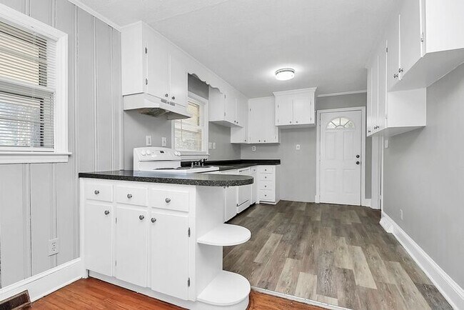 Building Photo - Charming 3BD/1BA Ranch Home