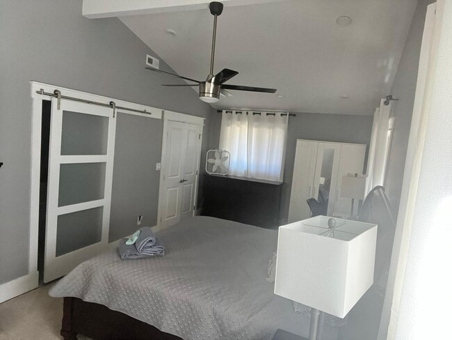 Building Photo - Executive Rental Fully Furnished PERFECT G...