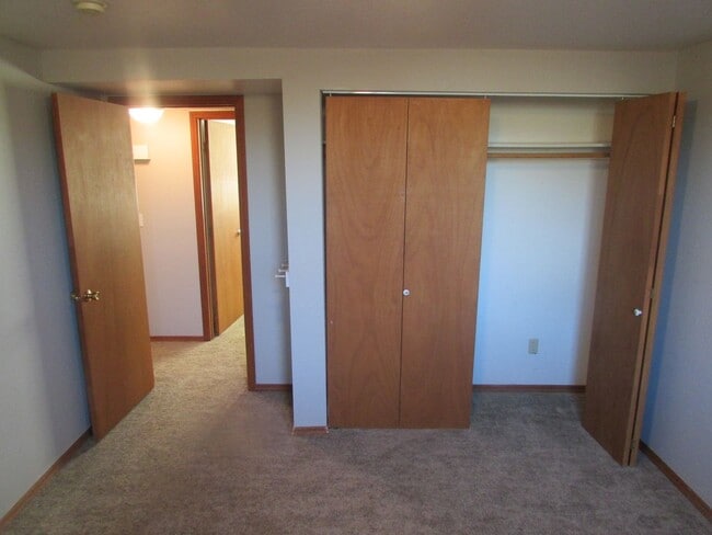 Building Photo - 510 S Circle Dr
