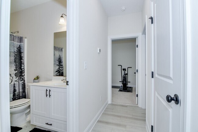 Building Photo - 3 Bedroom 2 Bathroom Ranch