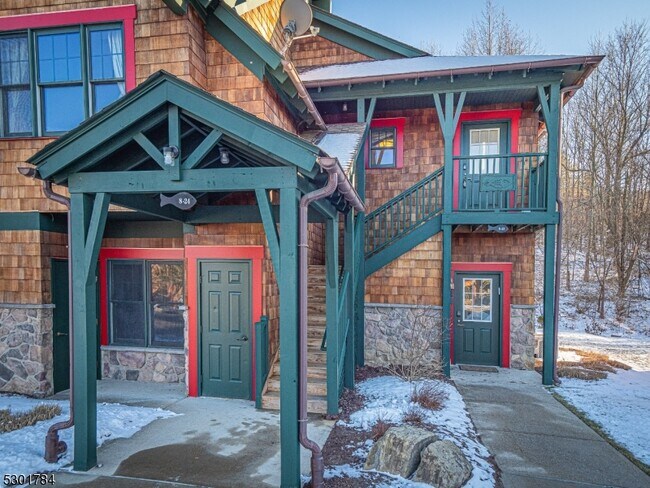 Building Photo - 8 Pine Cres