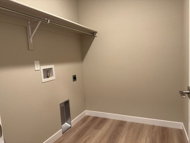 Building Photo - Like new 3 bed, 2.5 bath, 2 car in Lorson Ranch!