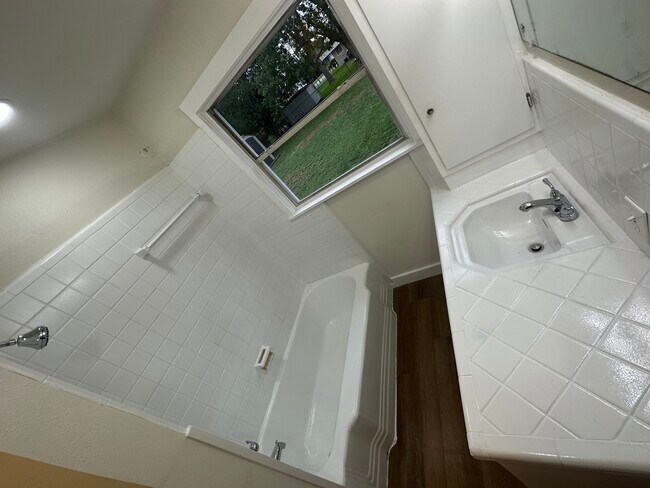 Building Photo - 1908 E Mimosa Ave