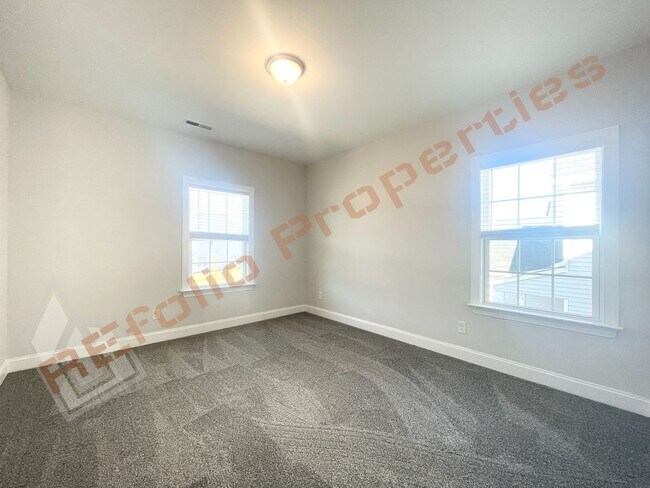 Building Photo - Beautiful 5 Bedroom 2-Car Garage Home with...