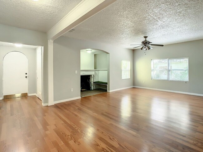 Building Photo - Charming Three bedroom one bath with huge backyard