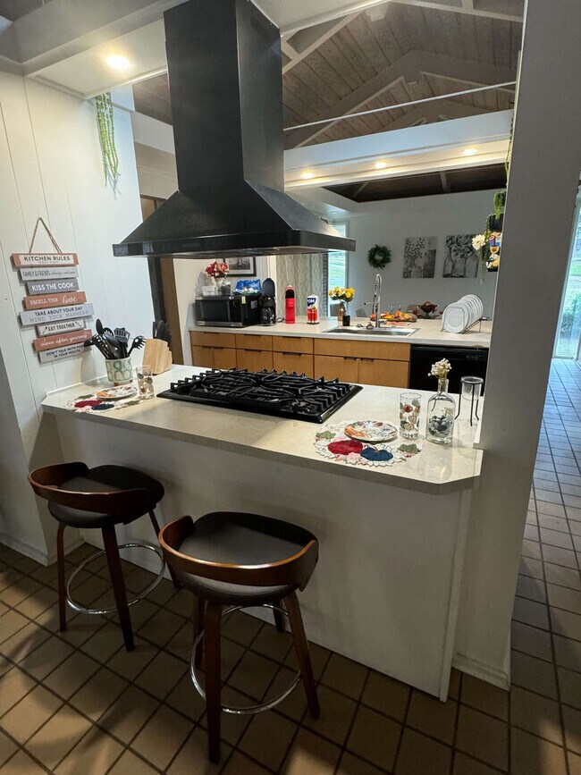 Building Photo - 305 Indian Creek Dr E