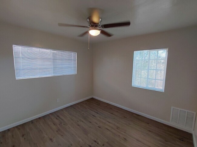 Building Photo - 721 N Preston Dr