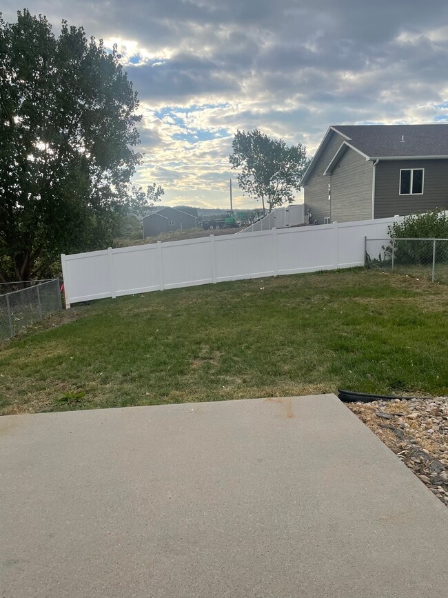 Building Photo - 1351 E Oakland St