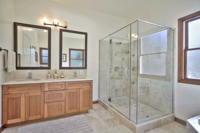 Building Photo - Luxurious 4 bed / 3.5 bath / 3,276 sqft Ho...