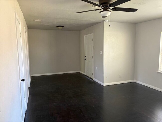 Building Photo - 5782 Belcrest St