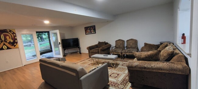 Building Photo - 332 Greenhill Way