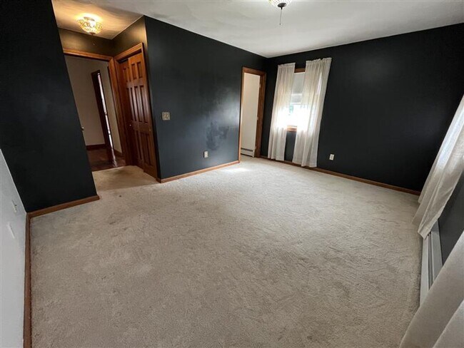 Building Photo - Three Bedroom Single Family House for Rent...